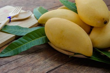 ahşap masa, yaz için sağlıklı, meyve yemeye hazır tatlı sarı mango meyve