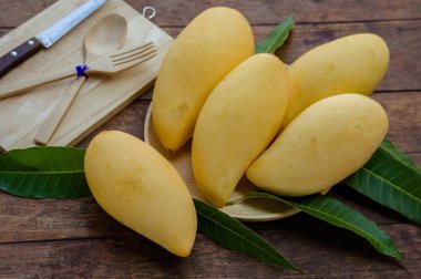 ahşap masa, yaz için sağlıklı, meyve yemeye hazır tatlı sarı mango meyve
