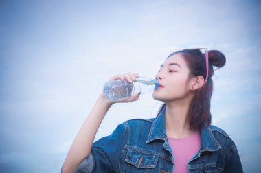 sağlıklı kızın içme suyu şişede, içki için thirstily yenilemek için