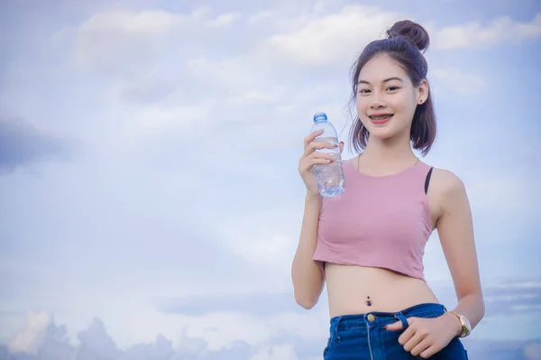 健康的な女の子の飲料水ボトル リフレッシュのためにのどが渇いて飲み物 — ストック写真