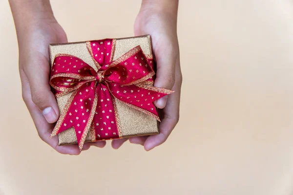 Gollden Caja Regalo Con Codo Rojo Dando Caja Regalo Para —  Fotos de Stock