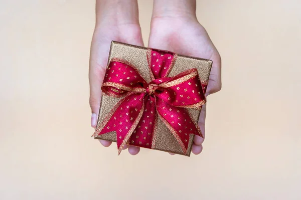 Ένα Κουτί Δώρου Κόκκινο Ribbow Δίνοντας Κουτί Δώρου Για Ειδικό — Φωτογραφία Αρχείου