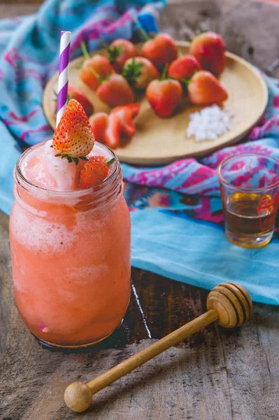 イチゴのスムージー ジュース 木製テーブル 甘い水ジュースの健康のために夏のおいしい蜂蜜をトッピングに — ストック写真