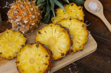 ananas suyu ve meyve parçası ahşap masada yemeye hazır