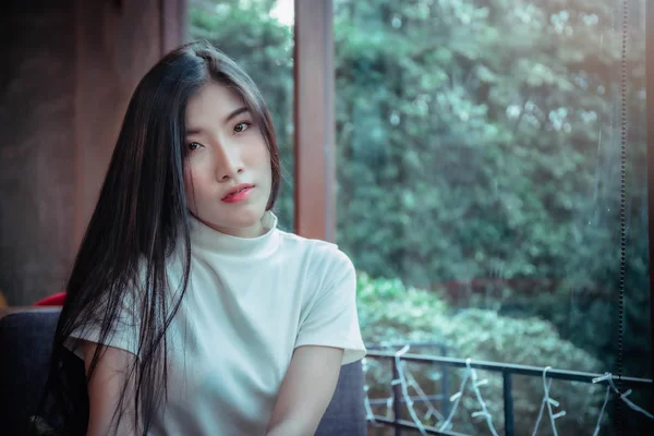 Gadis asia melihat dan duduk di ruangan dengan emosi — Stok Foto