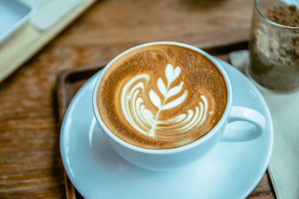 Koffie aroma Latte Cup in de houten tafel café-stijl — Stockfoto
