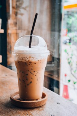 ahşap masada soğuk buzlu kahve 