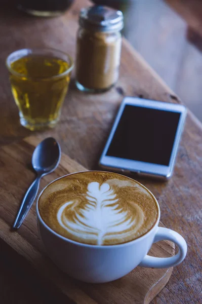 Kaffee Heißgetränk Cappucino Latte Art auf Holz Vintage Tisch, cof — Stockfoto