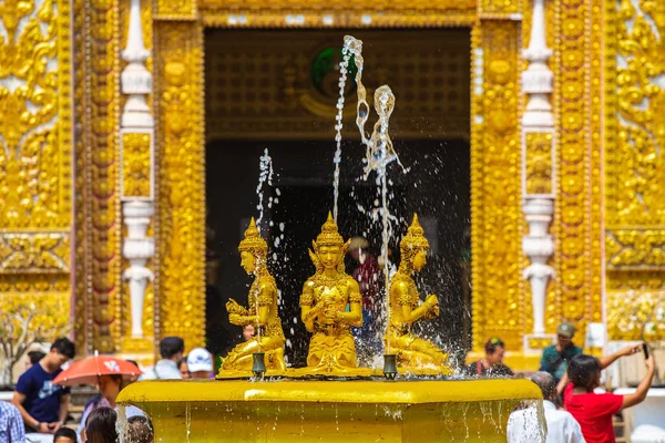 Fontaine d'art de style thaïlandais, belle fontaine d'art de temple thaï — Photo