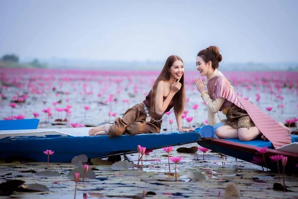 2019年3月16日 泰国乌东 两个美丽的泰国风格女孩坐在船上快乐地在红莲池 红莲湖在乌东太尼美丽的天然池塘 — 图库照片