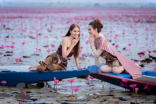 2019年3月16日 泰国乌东 两个美丽的泰国风格女孩坐在船上快乐地在红莲池 红莲湖在乌东太尼美丽的天然池塘 — 图库照片