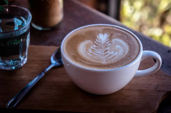 Coffee White Cup Classic op houten tafel in de Moring tijd — Stockfoto