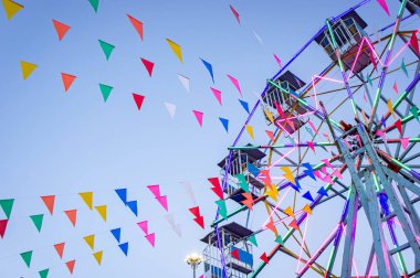 Eğlenceli yerlerde dönme dolap