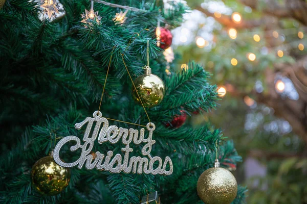 Merry Christmas logo op de boom voor chiristmas tijd — Stockfoto