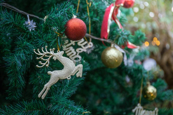 Merry Christmas logo op de boom voor chiristmas tijd — Stockfoto