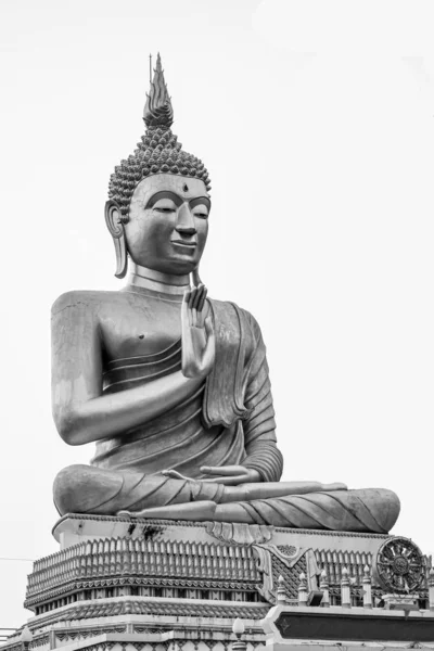 Buddha staty på vit bakgrund — Stockfoto