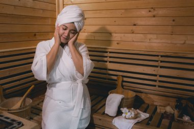 kız Sauna odasında, tropikal ahşap odada ferahlatıcı. Hedef 