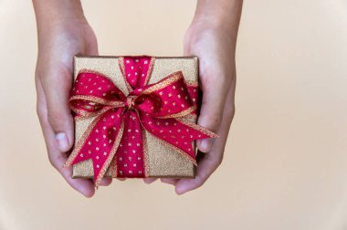 kırmızı ribbow ile gollden hediye kutusu , özel p için hediye kutusu veren