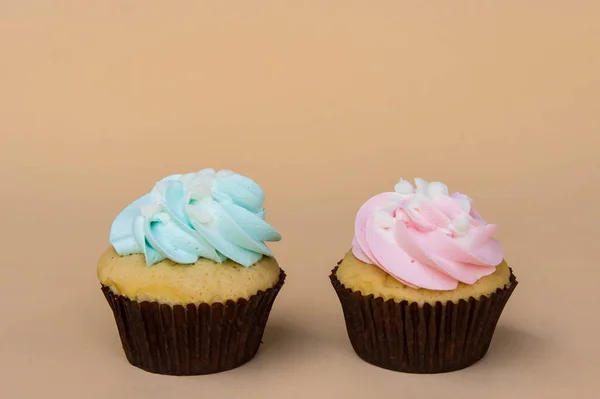 Süße Tasse Kuchen Dessert auf gelbem Hintergrund und Kopierraum — Stockfoto