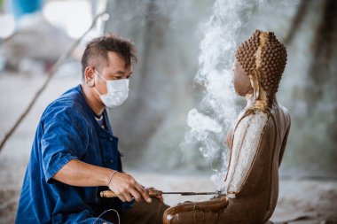 18 Mayıs 2019 , Sukhothai Tayland , Buda görüntüleri oluşturan insanlar