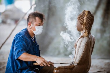 18 Mayıs 2019 , Sukhothai Tayland , Buda görüntüleri oluşturan insanlar