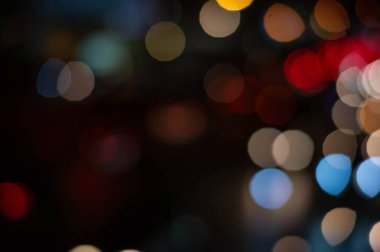 Şehirde sokakta soyut bokhe gece ışığı