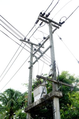 Kablolu elektrik direğinin alt görünümü 