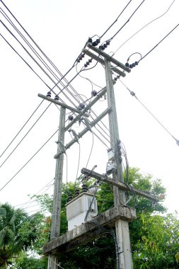 Kablolu elektrik direğinin alt görünümü 