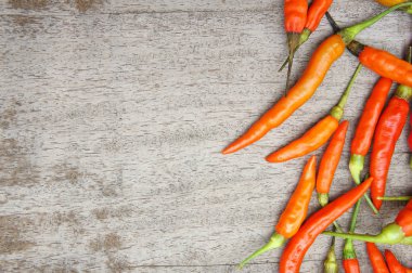 ahşap arka plan ve copyspace tarzı kırmızı biber 