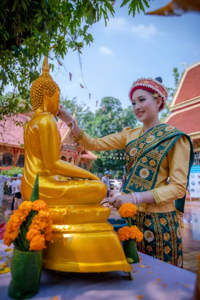 14 Apr 2019 , Vieng Chan, Laos , Beautiful girl laos and art of — Stock Photo, Image