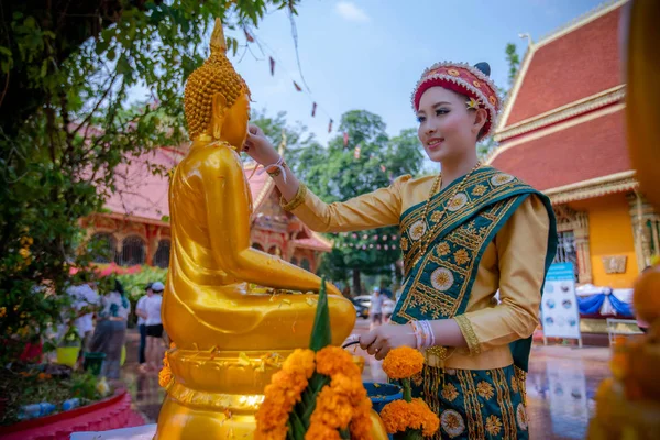 14 Abr 2019, Vieng Chan, Laos, Laos menina bonita e arte de — Fotografia de Stock