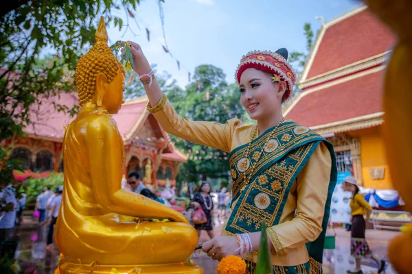 14 Nis 2019 , Vieng Chan, Laos , Güzel kız laos ve sanat — Stok fotoğraf