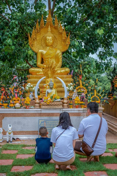12. aug 2019, udonthani thaland, buddha-bilder, die die menschen verehren — Stockfoto