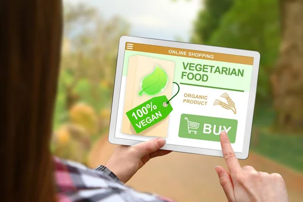 Conceito Comida Vegetariana Menina Com Tablet Fundo Natureza Turva — Fotografia de Stock