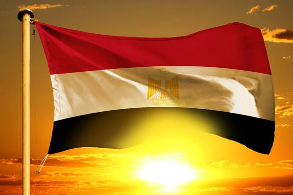 Ägyptische Flaggenweberei Auf Dem Wunderschönen Orangefarbenen Hintergrund Des Sonnenuntergangs — Stockfoto