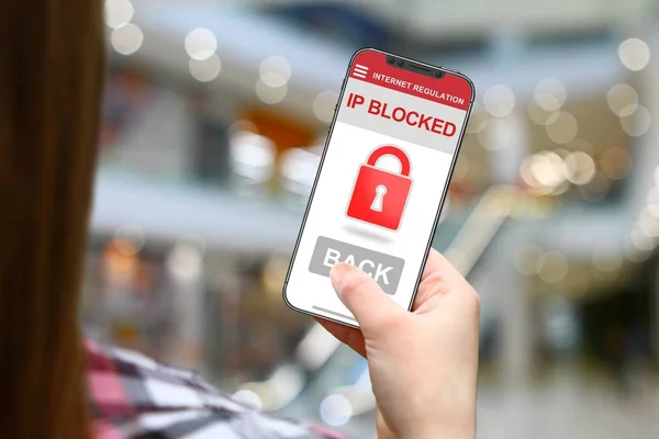 Blockiertes Konzept Mädchen Mit Rahmenlosem Telefon Auf Verschwommenem Mall Hintergrund — Stockfoto