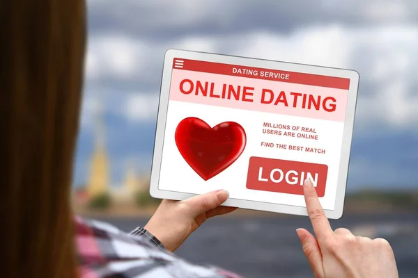 Online Dating Concept Meisje Met Tablet Achtergrond Wazig Wolken — Stockfoto