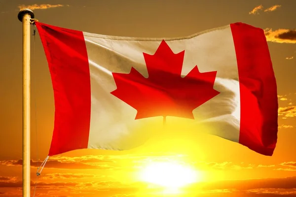 Canada Flaggenweberei Auf Dem Wunderschönen Orangefarbenen Hintergrund Des Sonnenuntergangs — Stockfoto