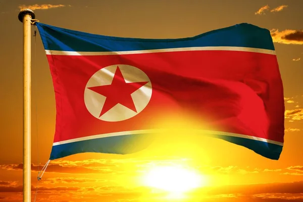 Güzel Turuncu Günbatımı Arka Plan Üzerinde Dokuma Demokratik Kore Halk — Stok fotoğraf