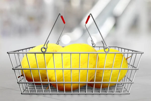 Melões Cesta Compras Shopping Borrado Fundo Grande Loja Comida Vegetariana — Fotografia de Stock