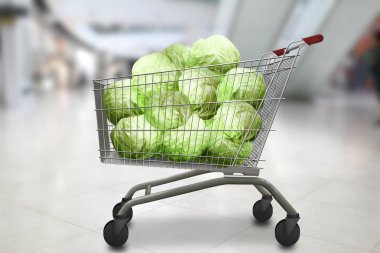 lahana bokeh, alışveriş arabası alışveriş arka plan bulanık. Doğal organik sebzeli yemekler.