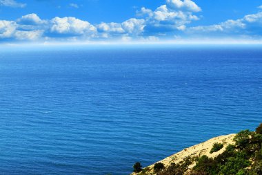 Kıyı deniz manzarası - mavi bulutlu gökyüzü arka plan dağ yamacında