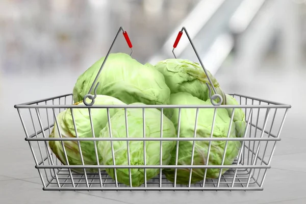 Repolho Verde Cesta Compras Shopping Borrado Fundo Grande Loja Comida — Fotografia de Stock