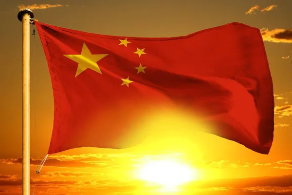 China Flaggenweberei Auf Dem Wunderschönen Orangefarbenen Hintergrund Des Sonnenuntergangs — Stockfoto