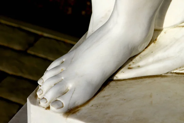 Fuß Der Weißen Schönen Weiblichen Marmorstatue Aus Nächster Nähe Auf — Stockfoto