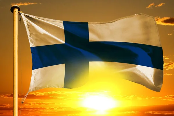 Finnlands Flaggenweberei Auf Dem Wunderschönen Orangefarbenen Hintergrund Des Sonnenuntergangs — Stockfoto