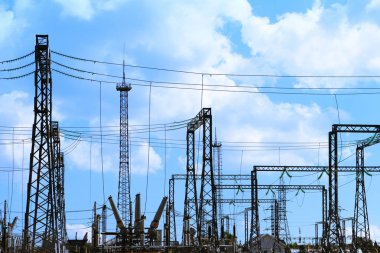 Yüksek gerilim elektrik santrali - elektrik direkleri ve parlak mavi gökyüzü arka plan üzerinde satırları