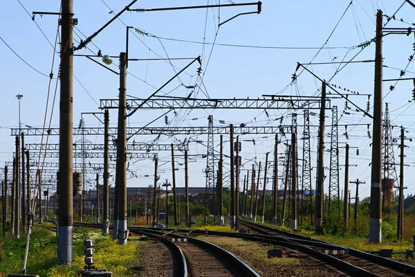 Järnvägen Landsbygden Sommar Med Massa Elektriska Poler Det Sidor — Stockfoto