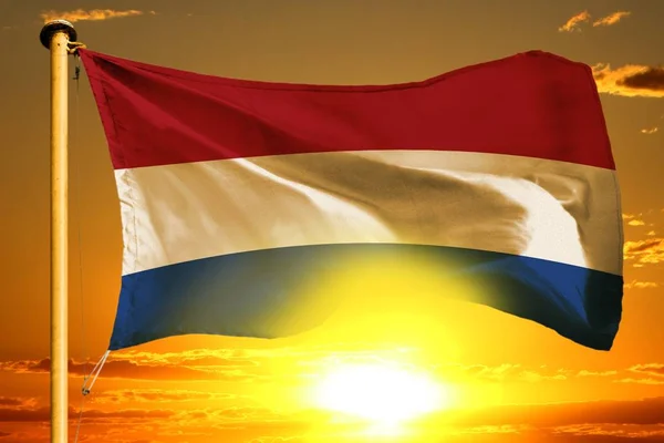 Bandera Holanda Tejiendo Sobre Hermoso Fondo Naranja Del Atardecer —  Fotos de Stock