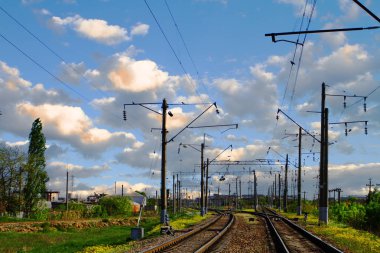 Mavi gökyüzü arka plan üzerinde ülke tarafında iki satır demiryolu (Tren)